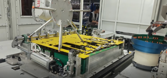 Ultimi blog aziendali su Inserimento automatico di clip per pannelli porta di autoveicoli