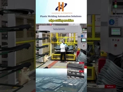 I robot tagliano le parti di plastica dopo lo stampaggio a rotazione