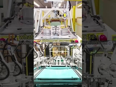 Fotografia in diretta in fabbrica: linea di assemblaggio di saldatura in plastica per pilastri A/B/C per automobili