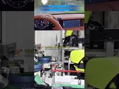 Inserimento di clip per il rivestimento del pannello posteriore dell'automobile